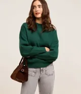 Buzo suéter femenino de tricot color verde esmeralda, con cuello redondo y puños ajustados. Confeccionado con viscosa certificada, poliéster y poliamida.