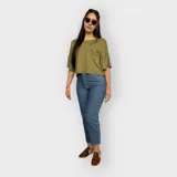 Camiseta lavanda de viscosa con mangas cortas con volados.