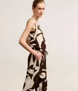 Mono largo de viscosa con estampado abstracto en blanco y negro, escote cuadrado, sisas de punto, lazo en la cintura y abertura en la espalda.