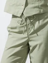 Pantalón crop color verde claro, de lino, con pretina trasera elastizada y lazo de ajuste.