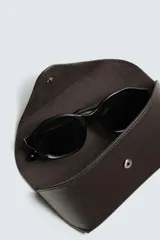 Funda de gafas de cuero marrón oscuro con cierre a presión y asa de mano.