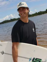 Camiseta negra de algodón con cuello redondo y calce holgado. Estampado en la espalda con una ola y el texto "Slow Waves Bells Beach Australia A Journey into the Waves".