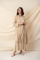 Túnica italiana de satén de seda color beige, de corte suelto con bolsillos laterales.