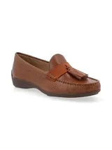Mocasín color marrón claro, con capellada de cuero reptil, ornamento en nobuck, forro y plantilla de cuero.