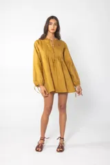 Vestido corto azul con escote con cordones, mangas largas abullonadas y corte evasé.