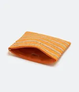 Clutch de playa con cierre superior y diseño a rayas horizontales en color naranja y beige.