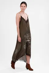 Vestido largo verde militar de seda, con breteles finos y escote en V con puntilla negra. Estampado inferior con motivos italianos.
