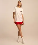 Remera blanca de algodón con cuello redondo y mangas cortas. Estampa de Chip y Dale en la espalda con texto "Breakfast Club" y "Best Buddies".