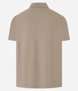 Camisa marrón de corte slim, con cuello polo, cierre de botones y textura acanalada.