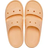 Sandalias Crocs Classic color beige con dos tiras superiores y orificios para charms Jibbitz.
