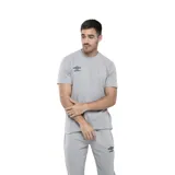 Remera gris de mangas cortas con logo de Umbro estampado en el pecho.