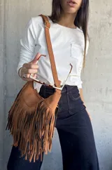 Remera blanca de algodón con mangas largas y bolsillo en el pecho. Corte recto y cuello redondo.