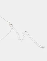 Cadena corta plateada con dije de corazón con circonita cúbica.