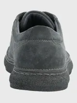 Zapato acordonado de gamuza color marrón claro con suela de goma.