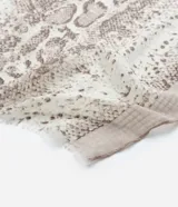 Pañuelo rectangular de franela con estampado de animal print de serpiente.