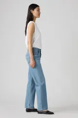 Pantalón de jean celeste claro, de corte recto, con tiro alto y cierre con botones.