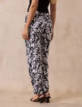 Pantalón de lino estampado en blanco y negro, marca Zac & Rachel. Tiene pretina con pasadores, cierre, botón y broches internos. Delantera con bolsillos y trasera con bolsillos simulados.