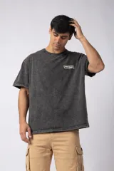 Remera gris oscuro con efecto gastado, de algodón peinado, con cuello redondo y estampado pequeño en el pecho.