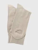 Calcetín formal de largo medio, color beige, con la marca "Hush Puppies" bordada en el lateral de la caña. Presenta un tejido de punto fino y elástico en la parte superior.