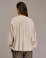 Blusa marrón con cuello mao y mangas largas abullonadas.