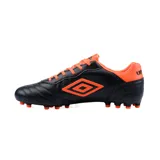 Calzado deportivo de fútbol blanco con detalles en aqua, con capellada de PU y suela adecuada para césped.