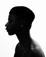 Par de aros plateados con forma circular y estrella calada en el centro.