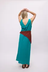 Vestido negro de algodón con escote en V y corte irregular en el ruedo.