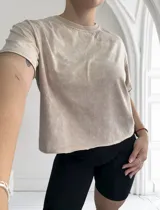 Remera celeste con efecto acid wash, corte holgado y mangas cortas.