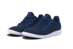 Zapatillas blancas de lana merino, diseño minimalista y atemporal, sin género y para todas las edades. Capellada y forro de lana merino, suela de EVA.