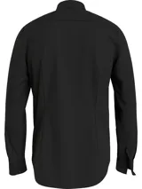 Camisa negra de algodón elástico mercerizado, corte slim, cuello en punta, puños segados, bajo redondeado y botones de nácar.