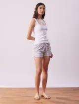Shorts de pijama con estampado animal print, cintura elastizada y cordón de ajuste.