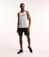 Musculosa deportiva gris con cuello redondo y detalle de cinta reflectante horizontal en el pecho.
