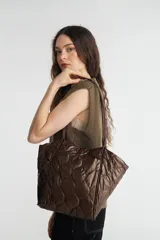 Bolso tote acolchado en color marrón, amplio y funcional, con forro negro y múltiples bolsillos.