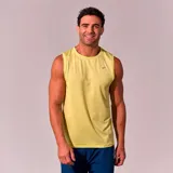 Musculosa deportiva verde con logo pequeño en el pecho.
