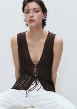 Chaleco de punto calado color marrón chocolate, con cuello en V y cierre frontal con lazos.