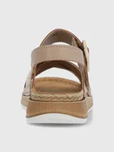 Sandalia de tiras color beige con suela de goma y ajuste con velcro.