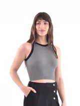 Musculosa de ribete ajustada color gris oscuro, con detalles en negro y corte cropped.