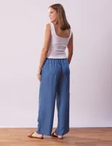 Pantalón largo de lyocell color azul, corte ancho, con pretina elastizada con lazo de ajuste, bolsillos laterales y delanteros tipo cargo.