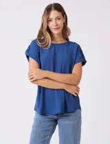 Blusa azul de crepe, marca Ninety Clothing, con cuello a la base y manga corta con presilla y botón.