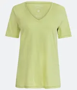 Remera básica de media malla color rosa, con escote en V y mangas cortas.