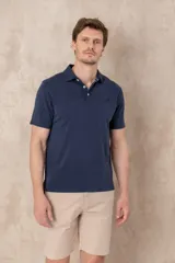 Remera celeste de corte clásico, con cuello polo abotonado y mangas cortas.