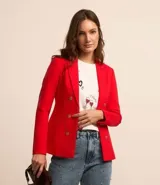 Blazer rojo de punto roma con cuello solapa, cierre con ganchos, botones delanteros dorados y forro de poliéster.