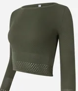 Blusa corta de punto color blanco, con escote barco y mangas largas. Presenta textura perforada en el ruedo y los puños.