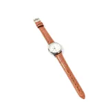 Reloj de pulsera con correa marrón símil cuero, caja plateada y esfera blanca con números arábigos.