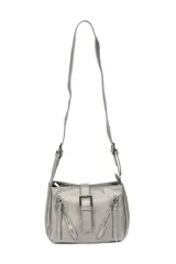 Bandolera plateada con correa larga y varios cierres con borlas.