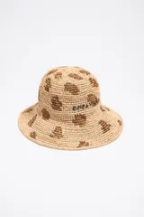 Gorro tipo bucket de rafia color beige con estampado de leopardo marrón y texto bordado en negro.