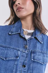 Campera de jean celeste con mangas largas color crudo.
