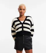 Cardigan corto con cuello en V, manga larga y cierre abotonado. Diseño a rayas horizontales en blanco y negro, confeccionado en tejido de punto con textura de pelo.