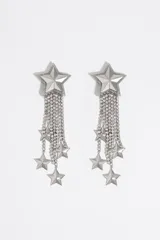 Pendientes largos de resina plateada con estrellas y tiras de cristal, cierre de presión y logo grabado.