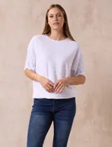 Buzo tejido acanalado color fucsia, marca Ninety, con mangas cortas japonesas y cuello redondo.